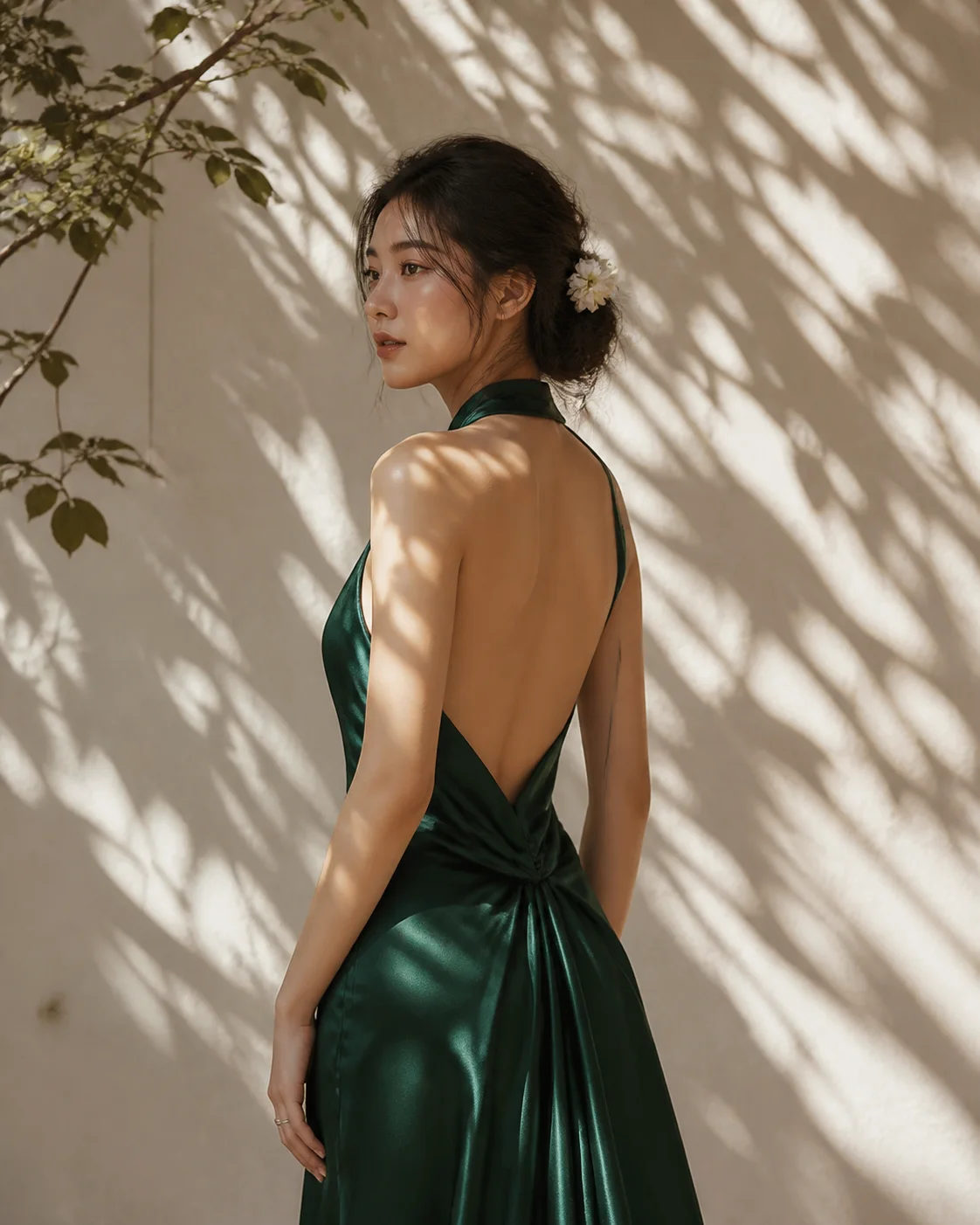 人像写真 cover: 植物光影礼服写真