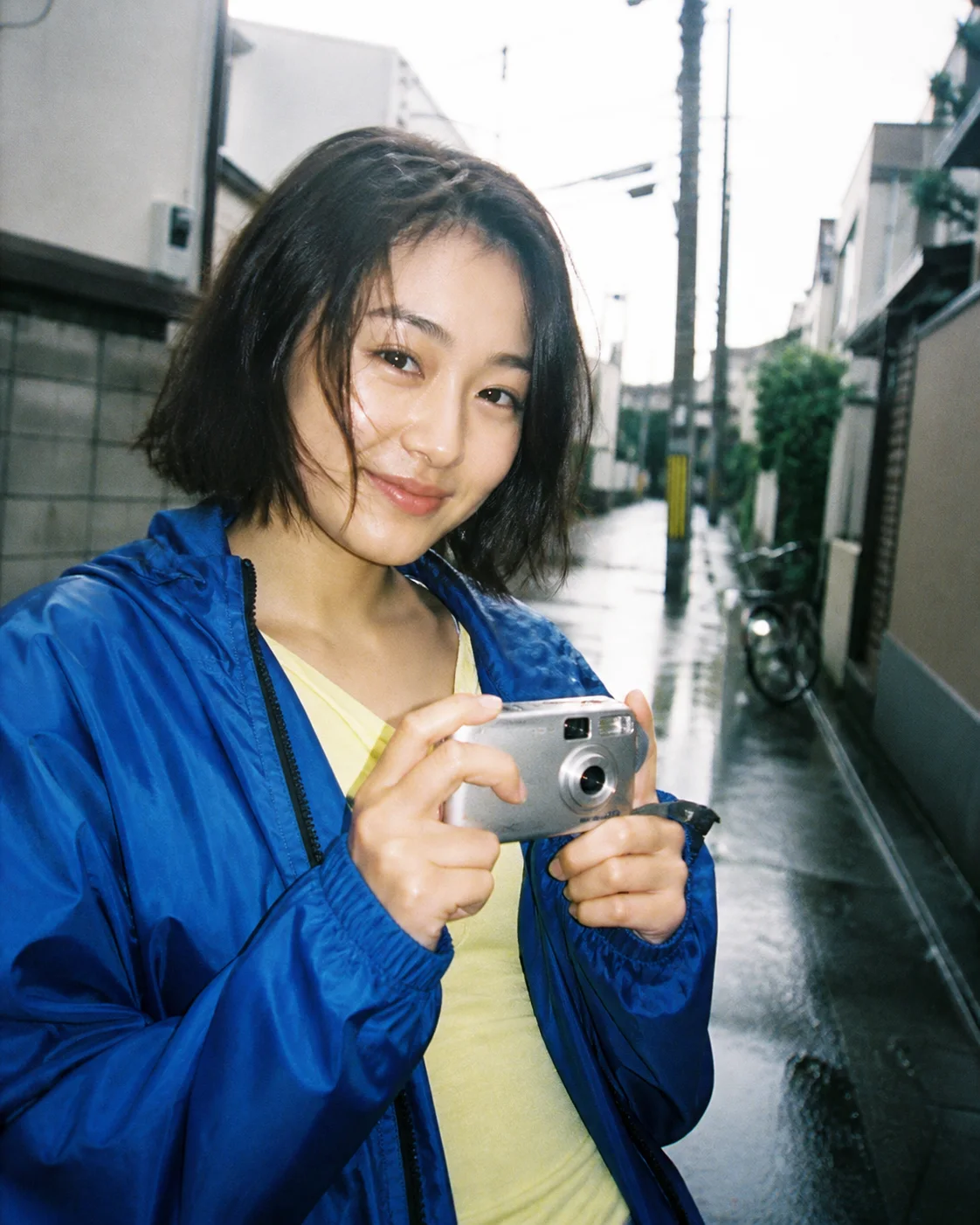 人像写真 cover: Y2K 雨天街拍